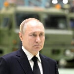 El presidente ruso Vladimir Putin habla con los trabajadores durante una visita a la planta de Obujov