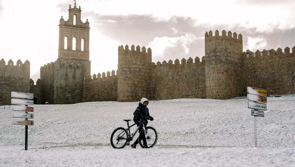 Exterior de la muralla en la ciudad de Ávila cubierta por la nieve caída durante la madrugada de este miércoles. La borrasca Fien continúa este miércoles dejando a prácticamente toda España con avisos por nevadas.