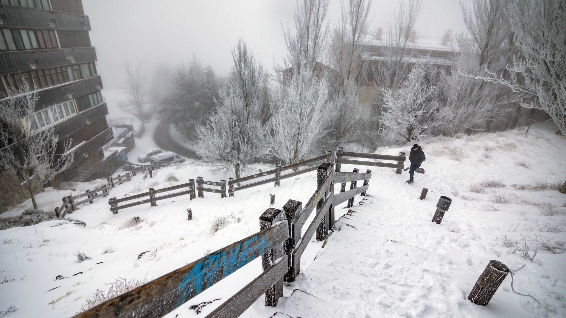 La estación andaluza de Sierra Nevada ha recibido la mayor nevada de esta temporada y suma unos 15 centímetros de espesor, algo más en las zonas altas, que servirán para incrementar la oferta esquiable