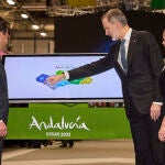 Los reyes Felipe VI y Letizia visitan el stand de Andalucía durante la inauguración oficial este miércoles en Madrid en la feria internacional de turismo Fitur, que arranca su 43 edición, con 8.500 empresas participantes, 131 países (entre ellos Ucrania) y 755 expositores, y confía en que este año marque el de la plena recuperación del sector tras la pandemia.
