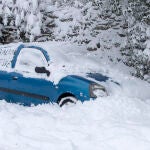 La nieve sepulta a varios vehículos que permanecen estacionados, este miércoles en Pedrafita do Cebreiro, Lugo.