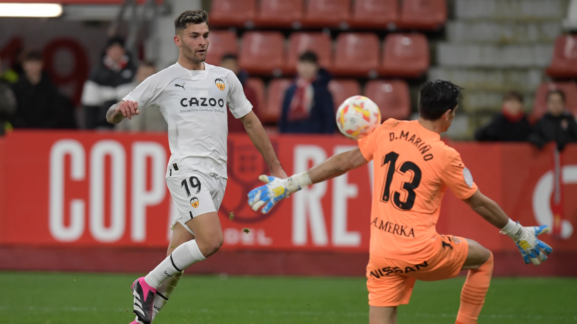 Diego Mariño con el Sporting. EFE/Eloy Alonso