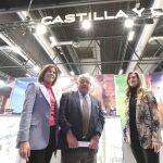 El consejero Gonzalo Santonja, ayer en Fitur junto a la viceconsejera Mar Sancho y la diputada de Turismo segoviana, Magdalena Rodríguez