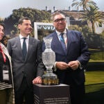El presidente de la Junta de Andalucía, Juan Manuel Moreno Bonilla, posa junto a la copa de cristal de la Solheim Cup 2023