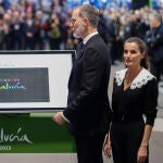 Los Reyes Felipe y Letizia conversan con el el presidente de la Junta de Andalucía, Juanma Moreno (i),en el estand de la comunidad autónoma en Fitur