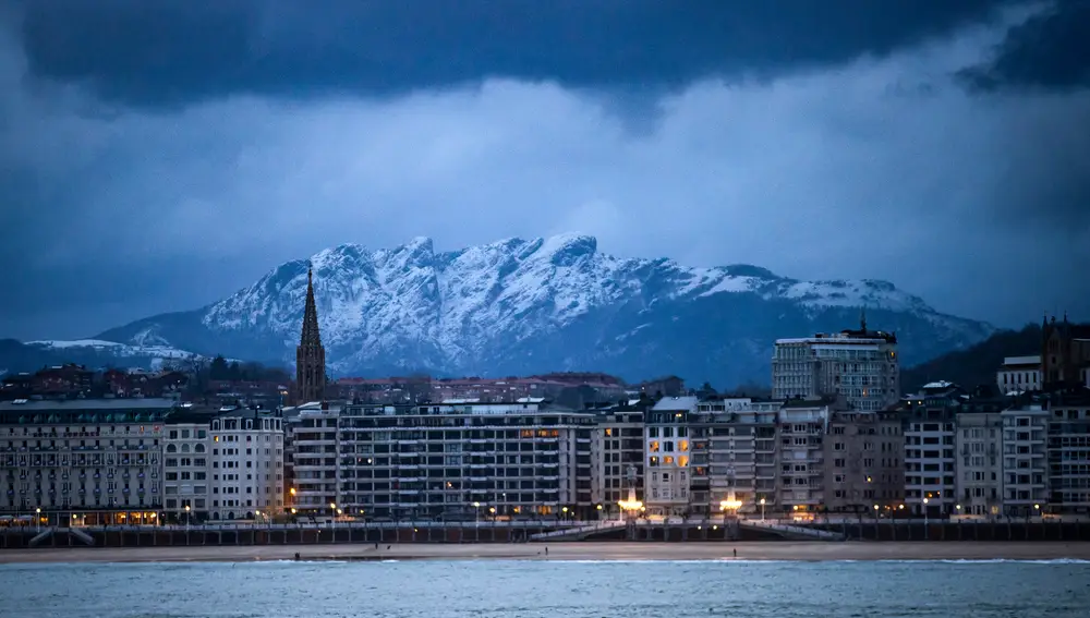 Vista de Peñas de Aia nevado desde la playa de Ondarreta de San Sebastián