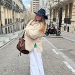 Amelia Bono con chaqueta de borrego y pantalones blancos.