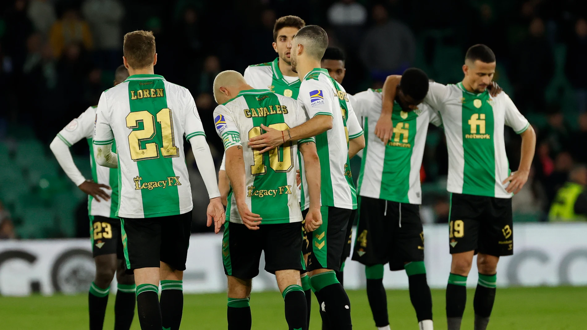 El centrocampista del Betis Sergio Canales (2-i) es consolado por sus compañeros tras fallar su penalti ante Osasuna