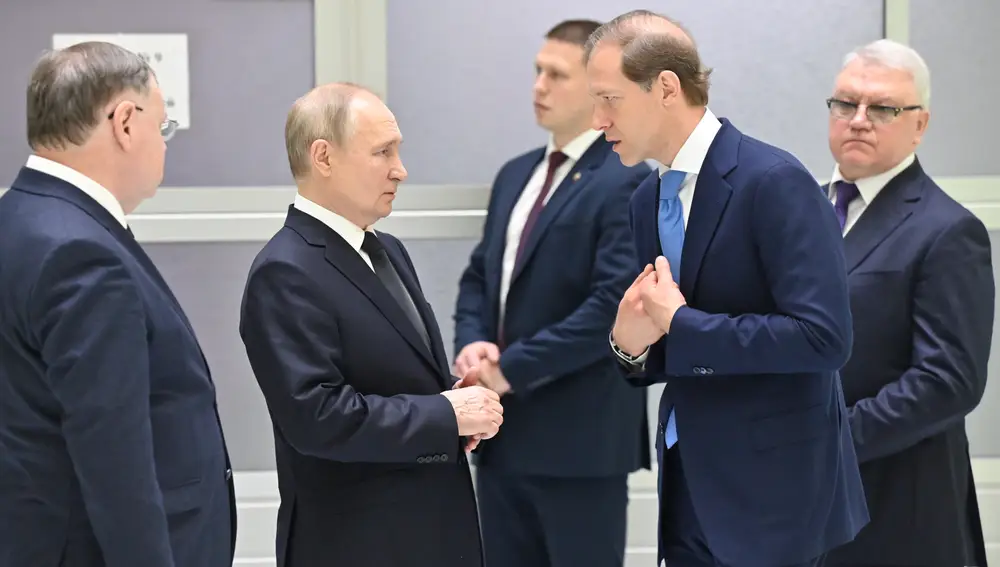 Vladimir Putin saluda a Denis Manturo, primer ministro de Defensa en un acto celebrado ayer en San Petesburgo