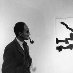 Eduardo Chillida en la exposición de su obra en el Wilhelm Lehmbruck Museum, Duisburg, en 1966