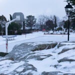 Un parque infantil nevado, a 18 de enero de 2023, en el Boalo, Madrid