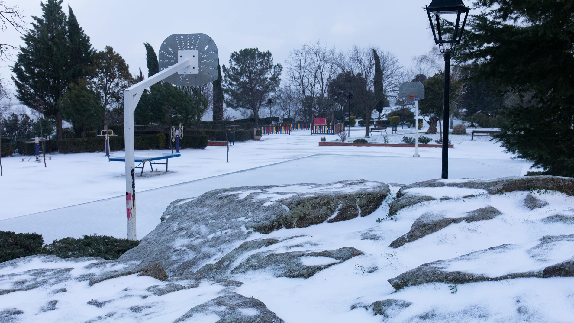 Un parque infantil nevado, a 18 de enero de 2023, en el Boalo, Madrid
