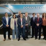 Villalobos, en el centro de la imagen, en la presentación del proyecto 'Doñana sevillana' en el stand de Sevilla en Ifema.