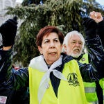 Varias personas se manifiestan por la mejora del sistema público de pensiones frente al Congreso de los Diputados
