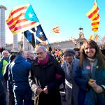 BARCELONA, 19/01/2023.- La presidenta de JxCat, Laura Borràs (d), y el expresidente de la generalitat Quim Torra (c-i) asisten a la manifestación convocada por el independentismo, en una movilización unitaria frente al Museo Nacional de Arte de Cataluña contra la cumbre hispanofrancesa este jueves en Barcelona. EFE/ Alejandro Garcia