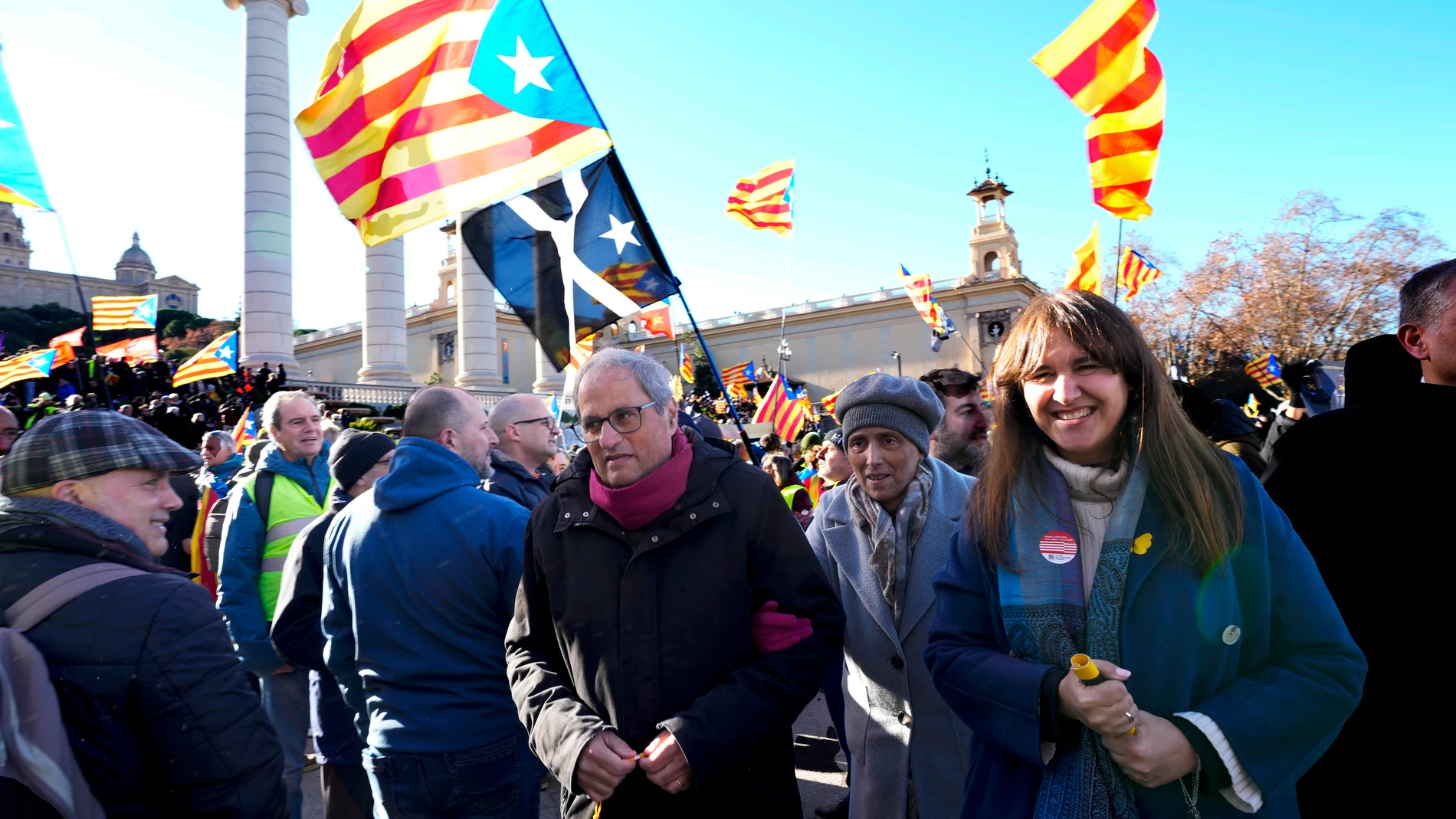 BARCELONA, 19/01/2023.- La presidenta de JxCat, Laura Borràs (d), y el expresidente de la generalitat Quim Torra (c-i) asisten a la manifestación convocada por el independentismo, en una movilización unitaria frente al Museo Nacional de Arte de Cataluña contra la cumbre hispanofrancesa este jueves en Barcelona. EFE/ Alejandro Garcia