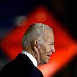 El presidente Joe Biden habla sobre infraestructura durante un evento en la Autoridad de Tránsito del Área de Kansas City el 8 de diciembre de 2021