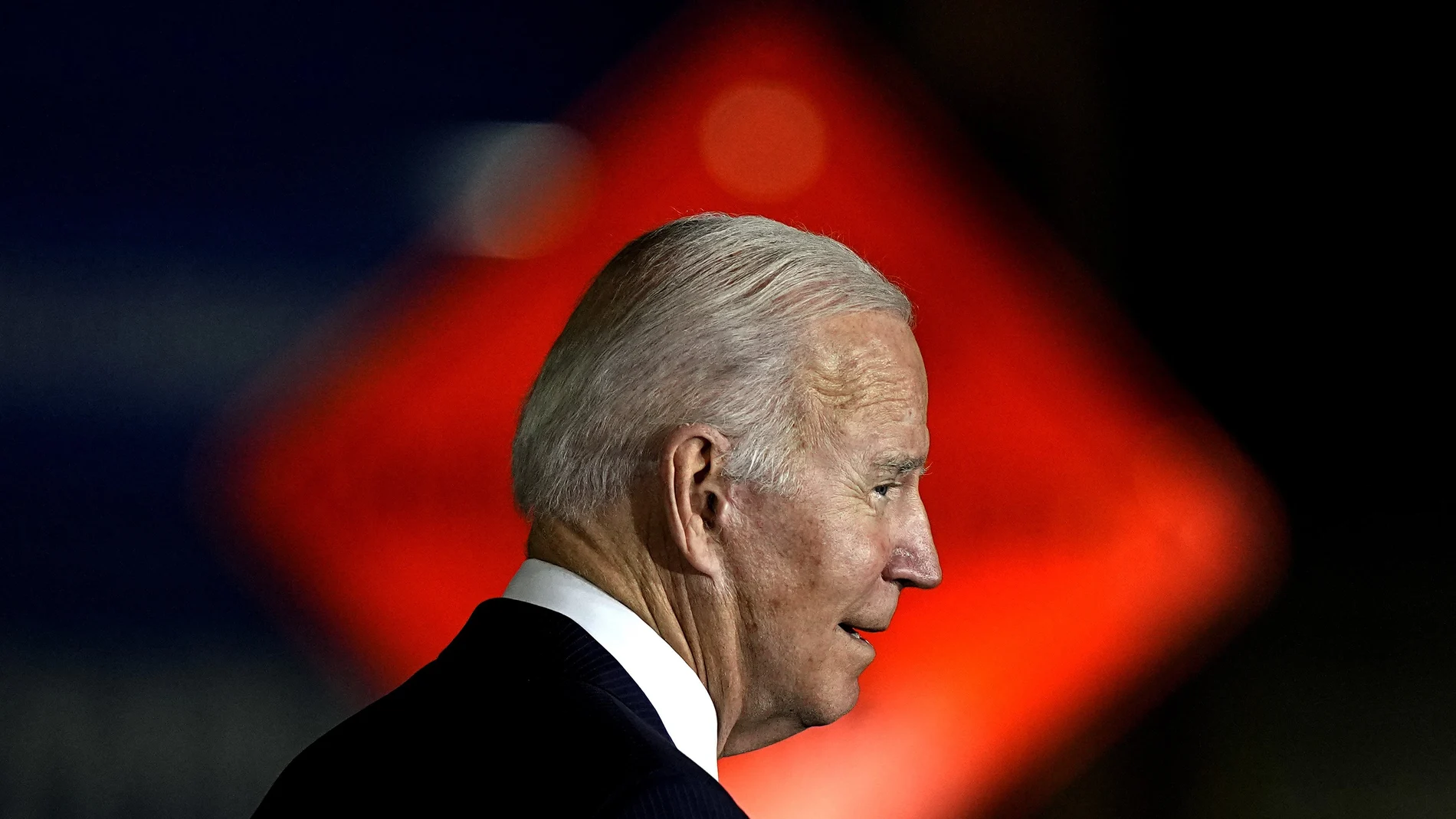 El presidente Joe Biden habla sobre infraestructura durante un evento en la Autoridad de Tránsito del Área de Kansas City el 8 de diciembre de 2021