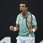 Roberto Bautista Agut celebra su pase a tercera ronda tras superar al estadounidense Brandon Holt