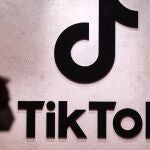 La Comisión Europea también prohíbe a sus empleados descargarse TikTok en sus teléfonos de trabajo