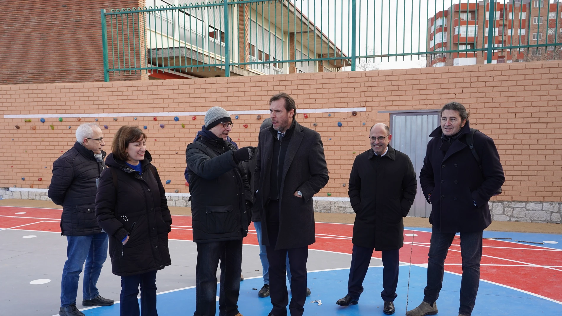 El alcalde Óscar Puente visita las obras ejecutadas en el barrio España con el concejal de Movilidad y Espacio Urbano, Luis Vélez