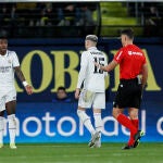 El delantero brasileño del Real Madrid Vinícius Jr (2-i) reclama una falta al árbitro Gil Manzano en el partido de Copa del Rey frente al Villarreal. Rufián ha opinado sobre eso
