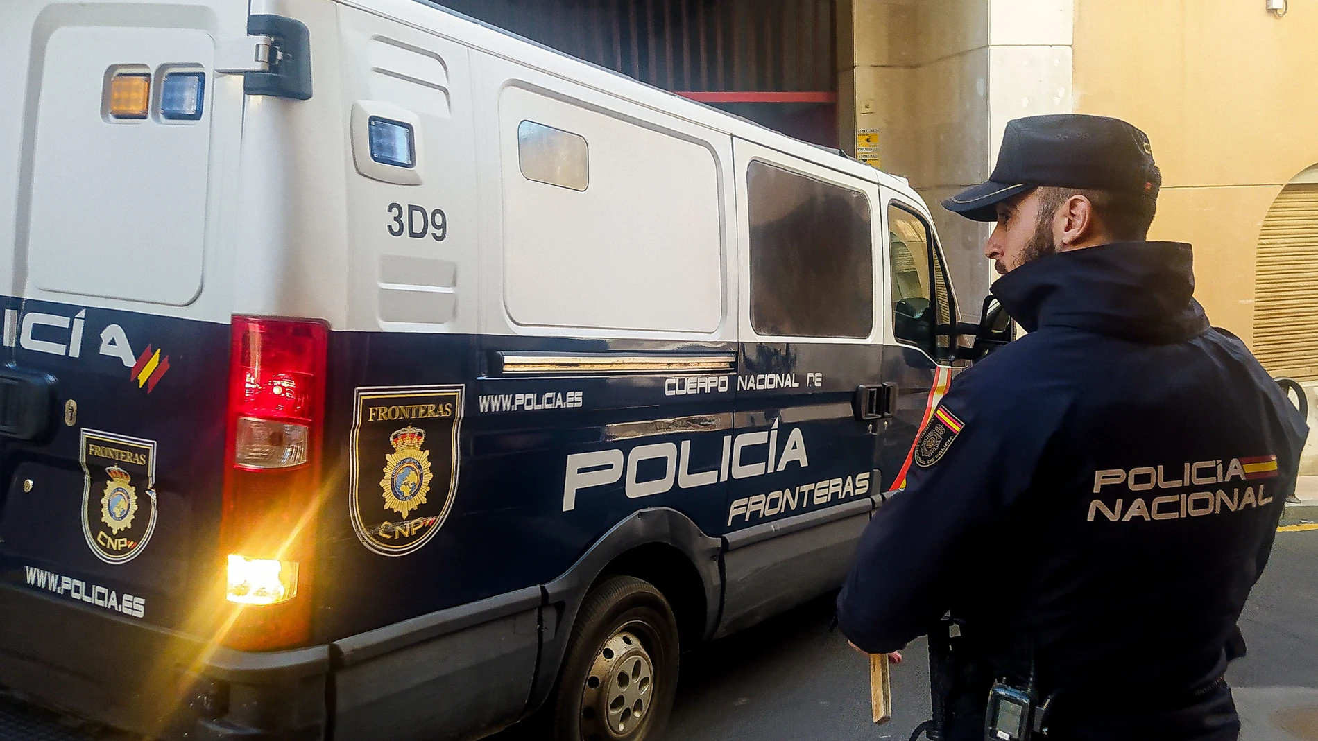 Un furgón de la Policía traslada al detenido a dependencias judiciales, en Ceuta