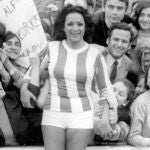 Lola Flores, durante el partido benéfico