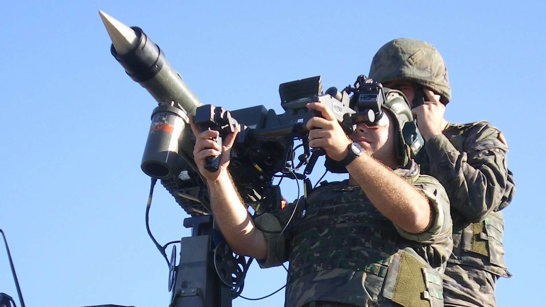 Dos soldados españoles disparan un misil Mistral