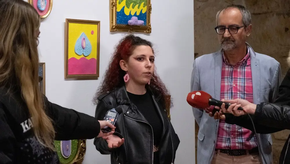 SALAMANCA, 19/01/2023.- La artista Laura Sánchez (c), atiende a los medios durante la presentación de su muestra "Xoxología" este jueves en Salamanca. EFE/ J.M. García