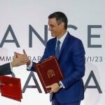 El presidente del Gobierno, Pedro Sánchez (d), y el presidente francés, Emmanuel Macron, durante la ceremonia de firma de acuerdos celebrada en el marco de la Cumbre Hispanofrancesa, este jueves, en Barcelona. EFE/Andreu Dalmau