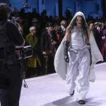 Rosalia cierra el desfile de Louis Vuitton