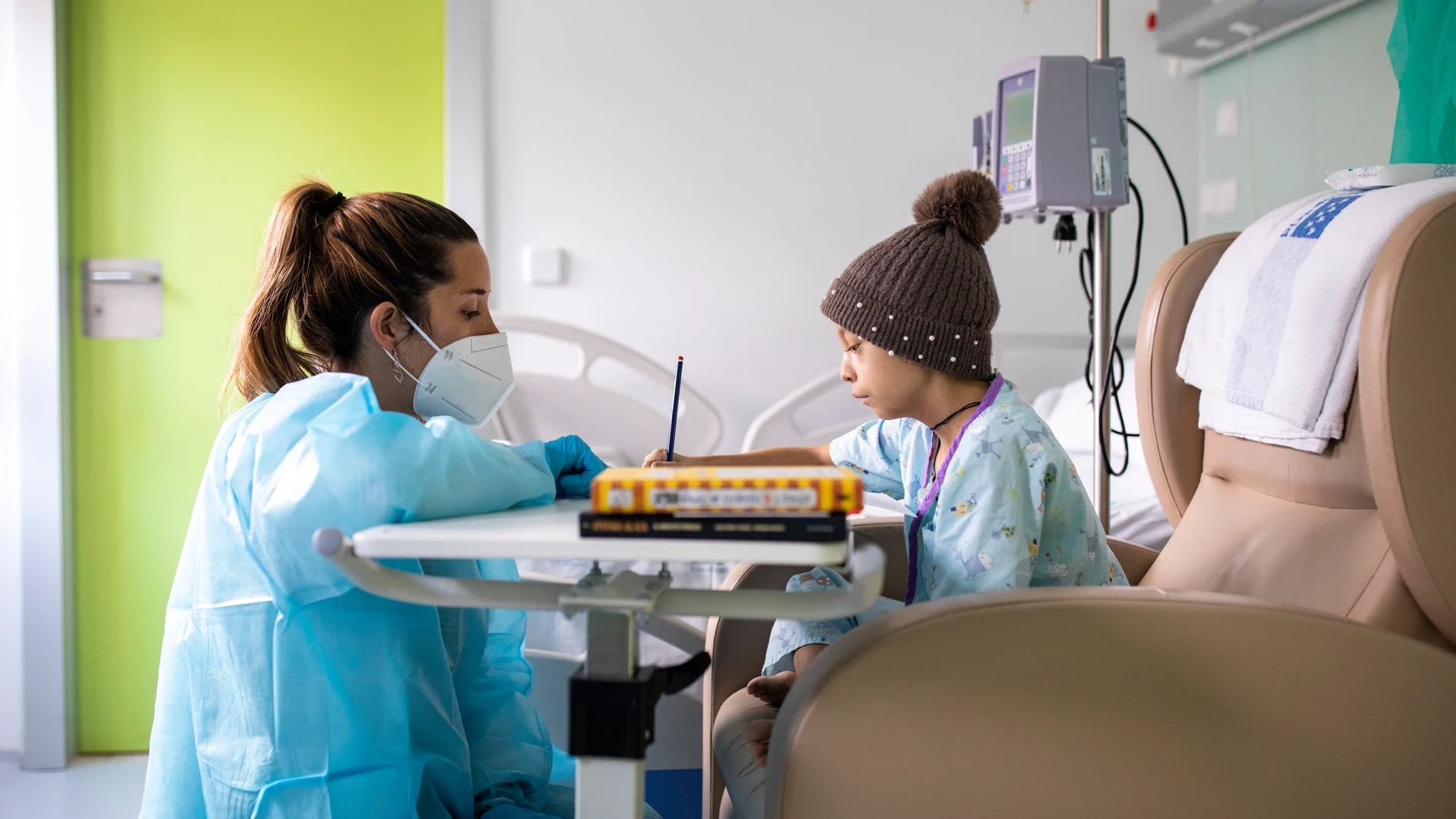 Reportaje del Colegio del Hospital Infantil Niño Jesús, en el que sus responsables y docentes se encargan de mantener el curso y los estudios de los niños y adolescentes allí ingresados.