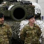 Militares daneses, junto a un carro de combate "Leopard" en Camp (Estonia)