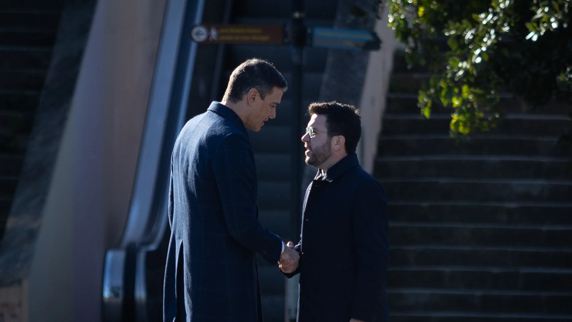 El presidente del Gobierno, Pedro Sánchez y el presidente de la Generalitat, Pere Aragonès, se saludan a su llegada a la XXVII Cumbre Hispano-Francesa, en el Museo Nacional de Arte de Cataluña (MNAC), sede de la Cumbre, a 19 de enero de 2023, en Barcelona, Catalunya (España).