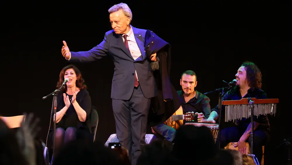 Jose Ortega Cano y de fondo la cantante Isabel Luna
