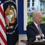 El presidente Joe Biden escucha durante una reunión con líderes empresariales sobre el límite de deuda en el auditorio South Court del campus de la Casa Blanca, el 6 de octubre de 2021