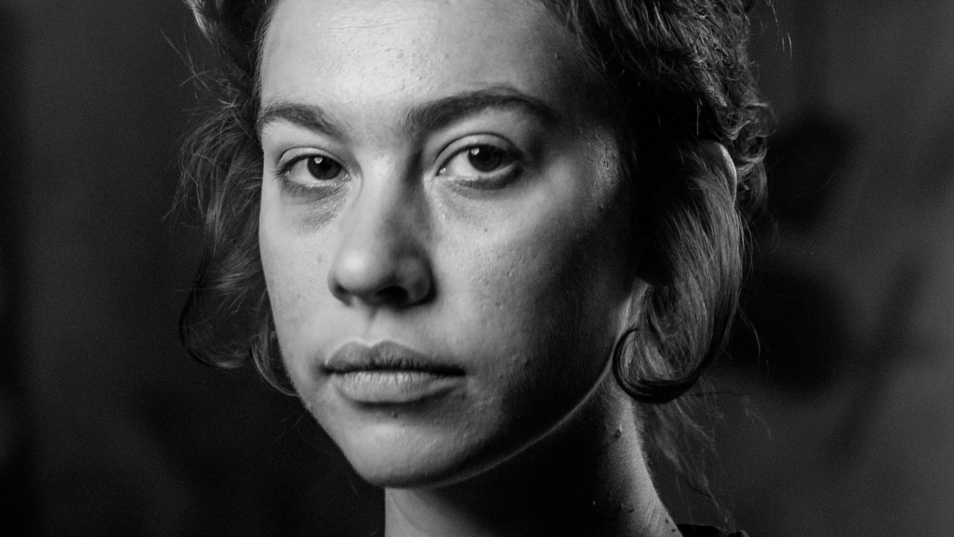 Greta Fernández da vida a Sara en "El fred que crema", una campesina que refugia a una familia de judíos en la buhardilla de su casa