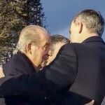El gesto de cariño entre el Rey Felipe VI y el Rey Juan Carlos I