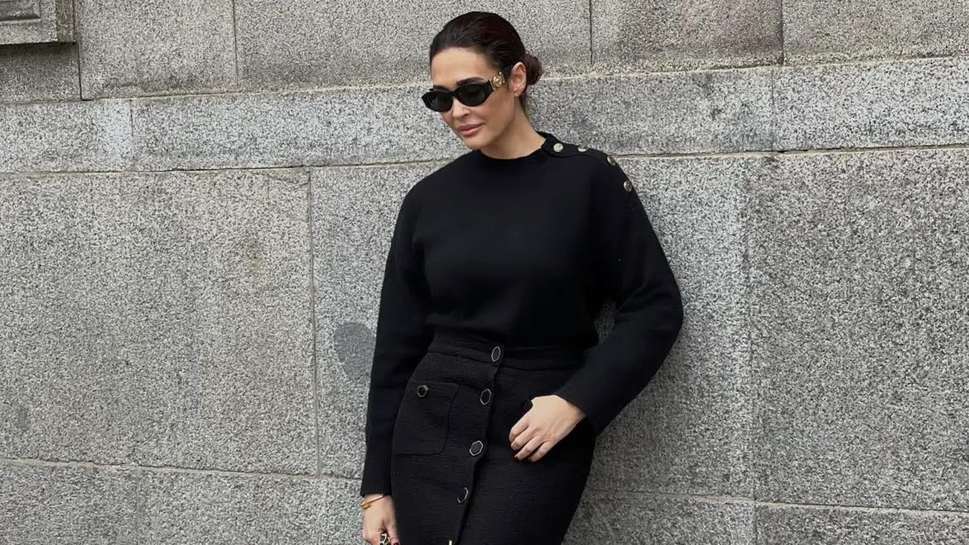 Vicky Martín Berrocal con falda de tweed que podemos comprar en las rebajas de Zara.