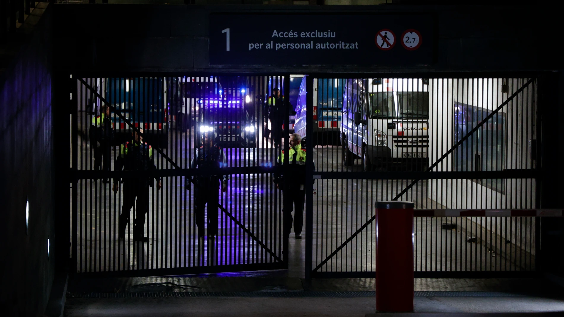 El jugador del FC Barcelona, Dani Alves, saliendo de los calabozos de la Ciudad de la Justicia hacia la cárcel Brians 1 de Sant Esteve Sesrovires (Barcelona)