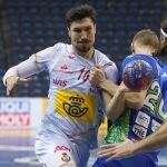Álex Dujshebaev trata de anotar ante Kodrin y Bombac en el España - Eslovenia del Mundial de balonmano