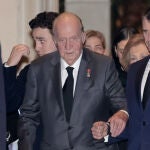 Juan Carlos I y su hombre de confianza, Vicente García-Mochales, en el funeral de Constantino de Grecia
