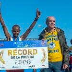 El ganador de la prueba, Asrar Abderehman, en su última edición con el alcalde de Sevilla