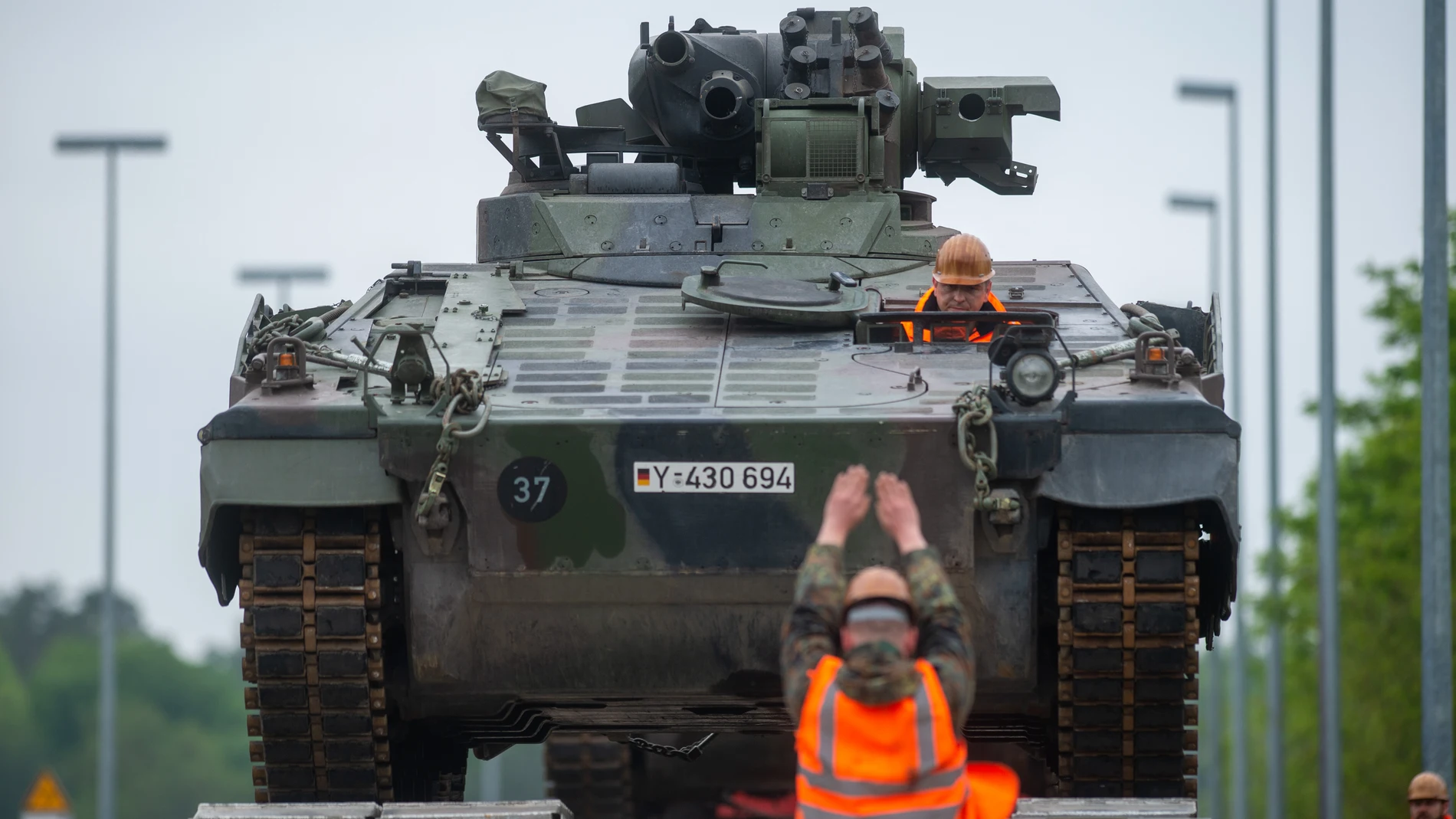 Soldados alemanes descargan un carro de combate Marder, un modelo de tanque que Berlín sí ha enviado a Ucrania