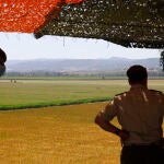Militares observan los terrenos donde se ubicará la futura Base Logística del Ejército de Tierra (BLET) de Córdoba. EFE/Salas