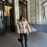 María Pombo con abrigo de borrego de Mango