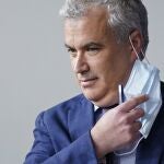 Jeff Zients, en una foto de 2021 como coordinador de respuesta a COVID-19 de la Casa Blanca, Jeff Zients, se quita una mascarilla mientras se prepara para hablar en una rueda de prensa en la Casa Blanca, en 2021