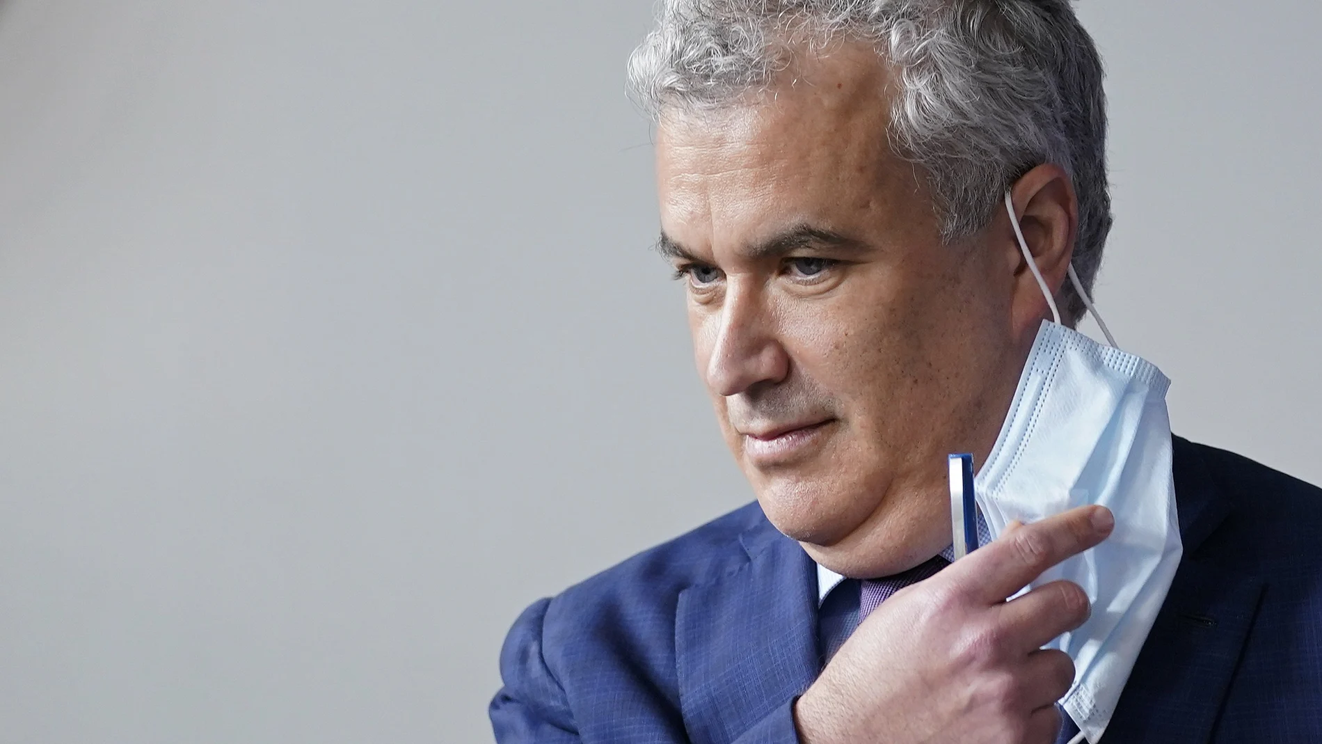 Jeff Zients, en una foto de 2021 como coordinador de respuesta a COVID-19 de la Casa Blanca, Jeff Zients, se quita una mascarilla mientras se prepara para hablar en una rueda de prensa en la Casa Blanca, en 2021