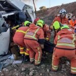 Momento en el que los bomberos excarcelan al conductor del autobús volcado en la CV-35 de Valencia